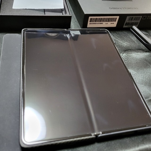 Galaxy(ギャラクシー)のSAMSUNG Galaxy Z Fold3 5G SC-55B ファントムブラ スマホ/家電/カメラのスマートフォン/携帯電話(スマートフォン本体)の商品写真