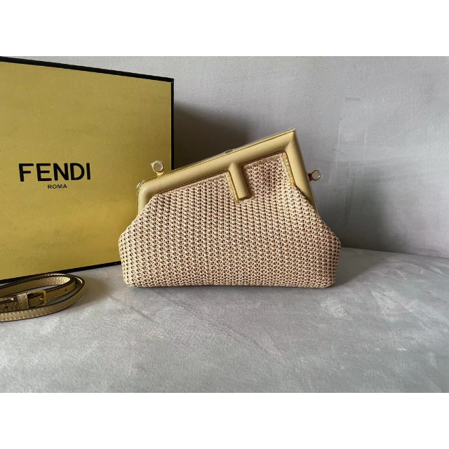 FENDI - 極美品 フェンディ クラッチバッグ レディース