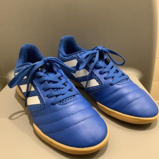 アディダス(adidas)の22cm子供用アディダスフットサルサッカーシューズスニーカー青(スニーカー)