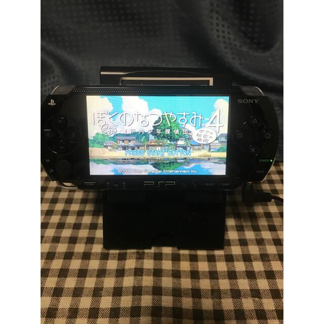 PlayStation Portable(プレイステーションポータブル)のPSP1000中古+ぼくの夏休み4 エンタメ/ホビーのゲームソフト/ゲーム機本体(携帯用ゲーム機本体)の商品写真