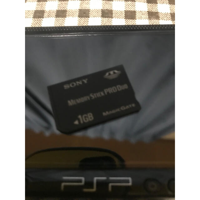 PlayStation Portable(プレイステーションポータブル)のPSP1000中古+ぼくの夏休み4 エンタメ/ホビーのゲームソフト/ゲーム機本体(携帯用ゲーム機本体)の商品写真