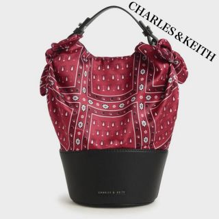 チャールズアンドキース(Charles and Keith)の【CHARLES＆KEITH】プリンテッドファブリックバケツバッグ(ハンドバッグ)