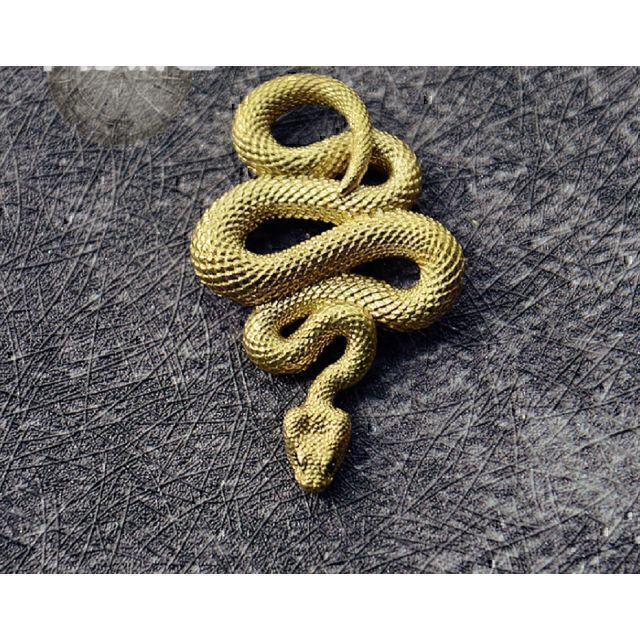 蛇のキーホルダー 真鍮 スネークチャームキーホルダー 爬虫類 お守りの通販 by やんす's shop｜ラクマ