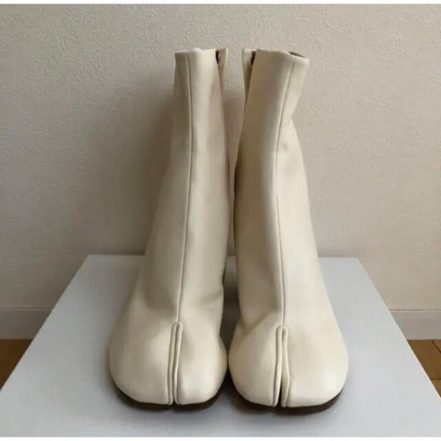 Maison Martin Margiela(マルタンマルジェラ)の新品未使用マルジェラ足袋ブーツ　ヴィンテージレザー　ホワイト　36.5 レディースの靴/シューズ(ブーツ)の商品写真