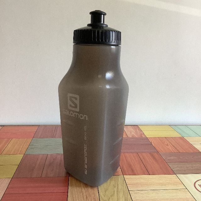 SALOMON(サロモン)の【新品】SALOMON 3D Bottle 600ml (Light Gray) スポーツ/アウトドアのトレーニング/エクササイズ(トレーニング用品)の商品写真