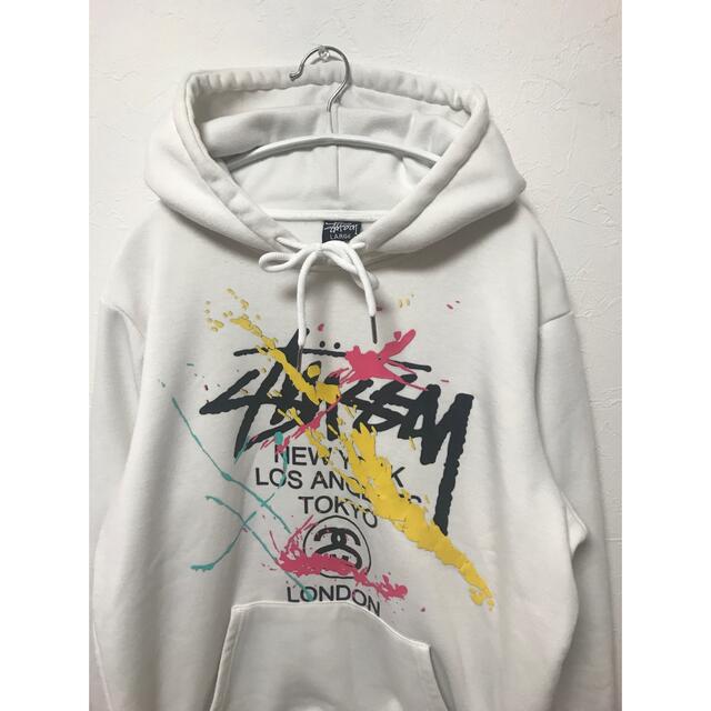 STUSSY(ステューシー)のSTUSSY ステューシー   フードパーカー　ペイント柄　白 レディースのトップス(パーカー)の商品写真