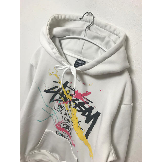 STUSSY(ステューシー)のSTUSSY ステューシー   フードパーカー　ペイント柄　白 レディースのトップス(パーカー)の商品写真