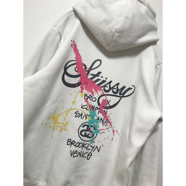 STUSSY(ステューシー)のSTUSSY ステューシー   フードパーカー　ペイント柄　白 レディースのトップス(パーカー)の商品写真