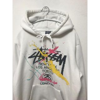 ステューシー(STUSSY)のSTUSSY ステューシー   フードパーカー　ペイント柄　白(パーカー)