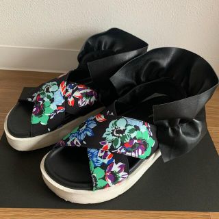 エムエスジイエム(MSGM)の【美品】MSGM 花柄サンダル　サイズ39（25〜25.5センチ）相当(サンダル)