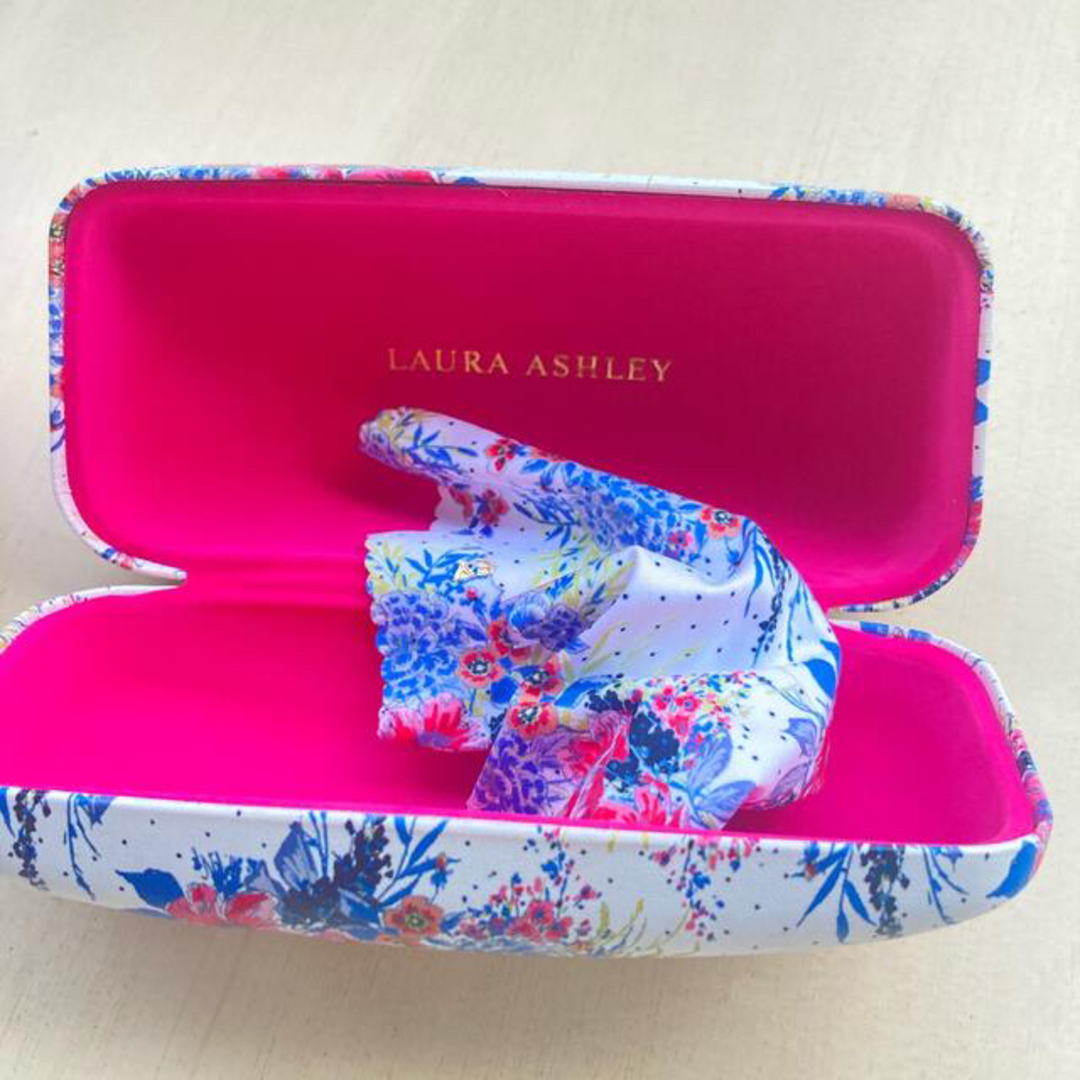 LAURA ASHLEY(ローラアシュレイ)のNo.9254 ローラアシュレイ サングラスケース　クロス付き　新品 レディースのファッション小物(サングラス/メガネ)の商品写真