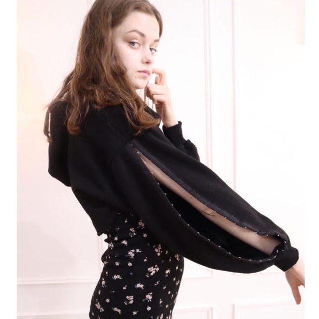 épine(エピヌ)のepine ♡ Eé cropped hoodie black レディースのトップス(パーカー)の商品写真