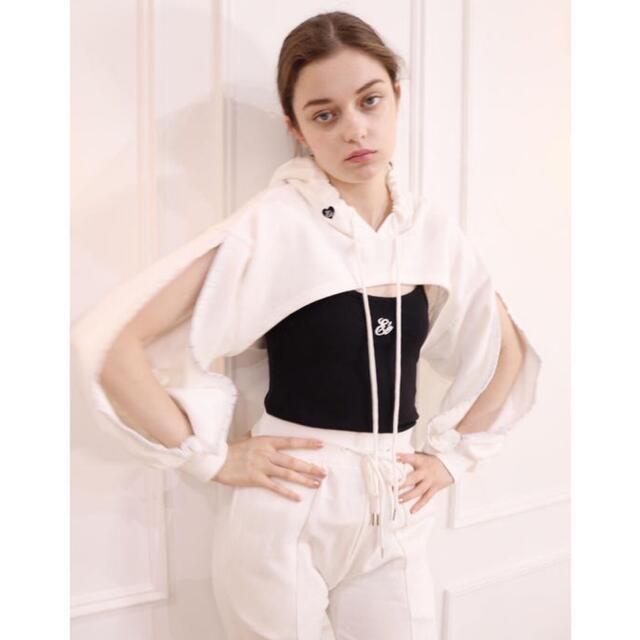 épine(エピヌ)のepine ♡ Eé cropped hoodie off white レディースのトップス(パーカー)の商品写真