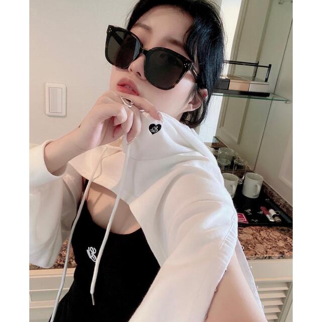 épine(エピヌ)のepine ♡ Eé cropped hoodie off white レディースのトップス(パーカー)の商品写真