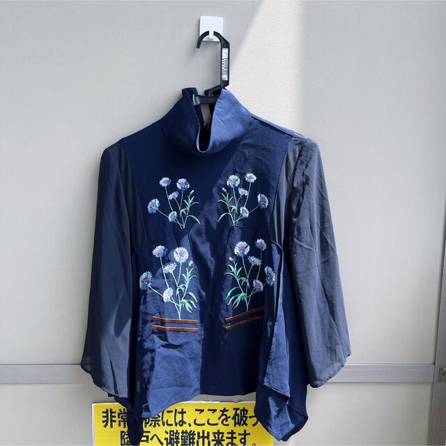 mame(マメ)のakira nakaアキラナカ刺繍と透け袖がモードなハイネックトップス レディースのトップス(シャツ/ブラウス(長袖/七分))の商品写真