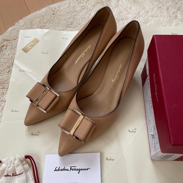 卒業式、入学式にも🌸Ferragamo☆パンプス✩アーモンド☆美品 うのにも