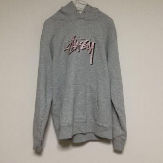 ステューシー(STUSSY)のステューシー プルオーバー パーカー 刺繍 ロゴ ピンク フード グレー 灰色(パーカー)