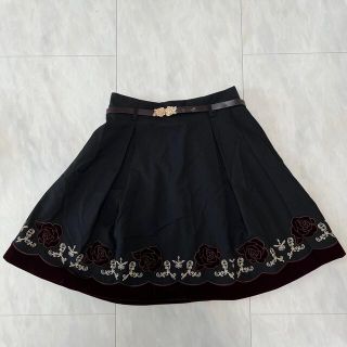 アクシーズファム(axes femme)のaxes femme 薔薇ベロア刺繍ミニスカート(ひざ丈スカート)