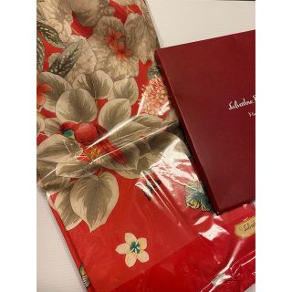 サルヴァトーレフェラガモ(Salvatore Ferragamo)の新品　未使用　フェラガモ  スカーフ  動物柄　花柄　トラ　チョウ　鳥　　花(バンダナ/スカーフ)