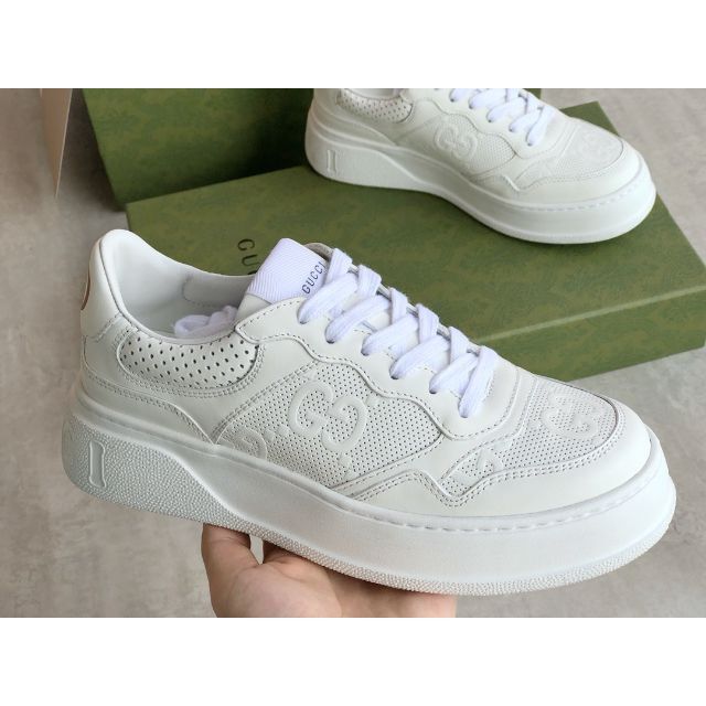 100%新品SALE Gucci - グッチ GGエンボス ウィメンズ スニーカーの通販