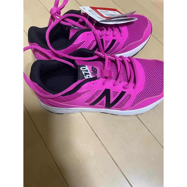 New Balance(ニューバランス)のニューバランス　女の子　スニーカー　ランニングシューズ　ピンク　21cm新品 スポーツ/アウトドアのランニング(シューズ)の商品写真