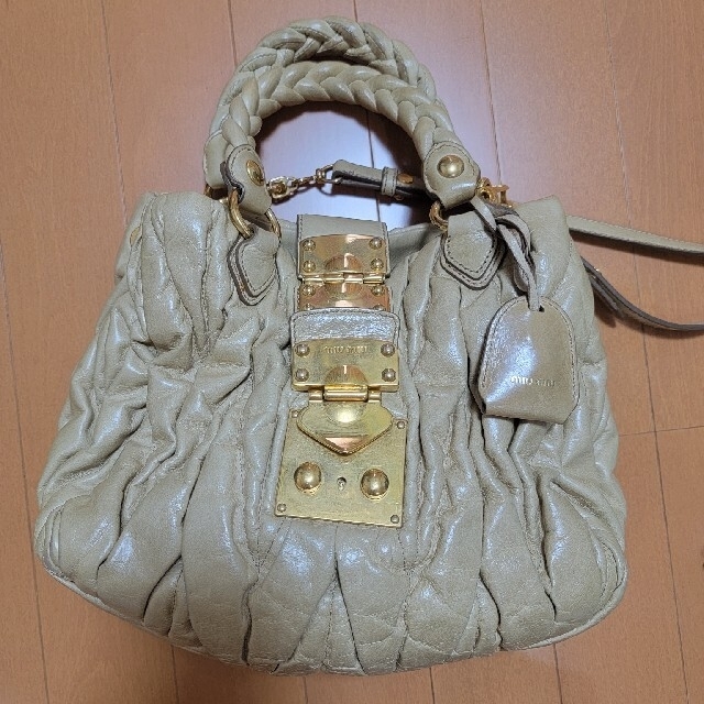 本物 miumiu bag ベージュ