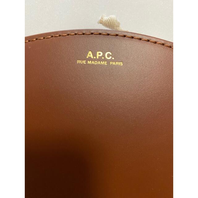 A.P.C(アーペーセー)の新品 A.P.C.  アーペーセー 財布 コインケース ハーフムーン ブラウン レディースのファッション小物(財布)の商品写真