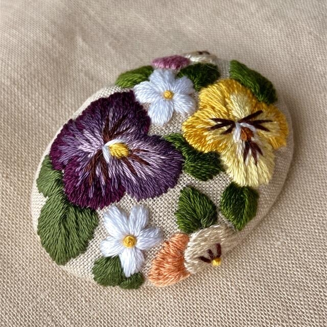 ビオラの刺繍ブローチ くるみボタン リネン生地 ハンドメイド