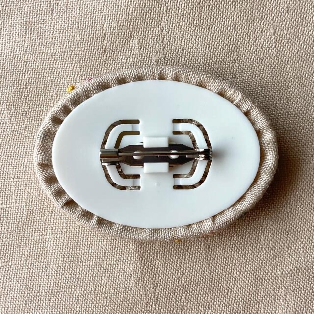 ビオラの刺繍ブローチ くるみボタン リネン生地 ハンドメイド