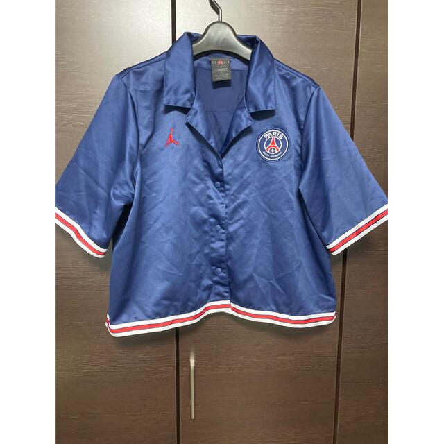 Paris Saint-Germain(パリサンジェルマン)のジョーダン　パリ サンジェルマン　シャツ レディースのトップス(シャツ/ブラウス(半袖/袖なし))の商品写真