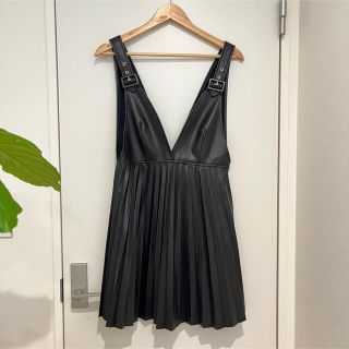 ザラ(ZARA)のZARA フェイクレザー プリーツ ワンピース(ミニワンピース)