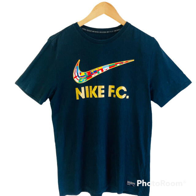 NIKE(ナイキ)のNIKE半袖Tシャツ/ナイキFCスウッシュフラッグ/プリント半袖カットソー黒L メンズのトップス(Tシャツ/カットソー(半袖/袖なし))の商品写真