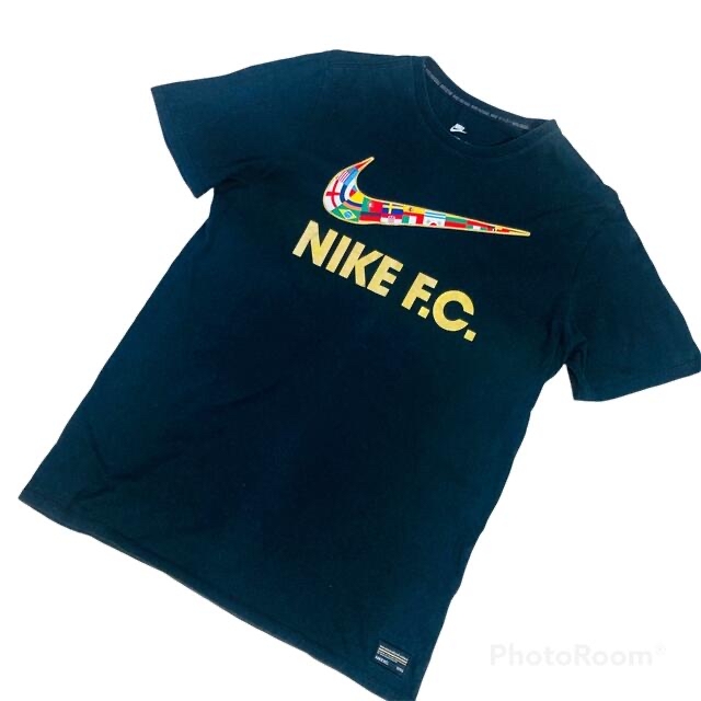 NIKE(ナイキ)のNIKE半袖Tシャツ/ナイキFCスウッシュフラッグ/プリント半袖カットソー黒L メンズのトップス(Tシャツ/カットソー(半袖/袖なし))の商品写真