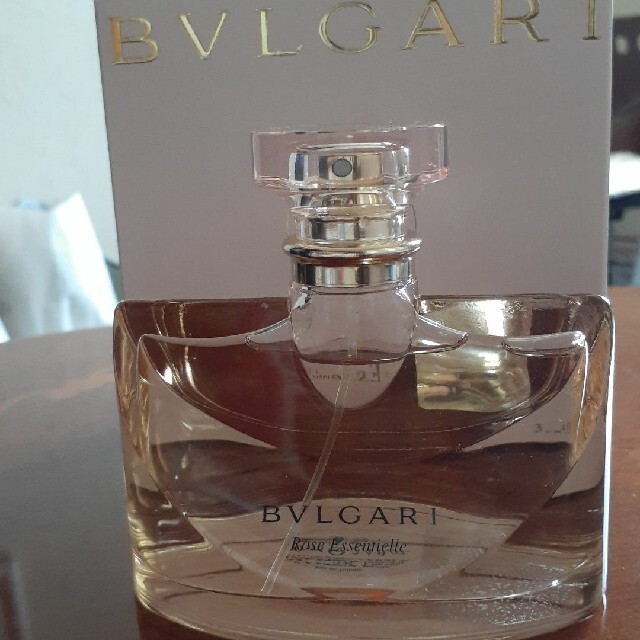 BVLGARI(ブルガリ)の廃盤★入手困難 ブルガリの香水 ローズエッセンシャル　ロゼ オードトワレ コスメ/美容の香水(香水(女性用))の商品写真