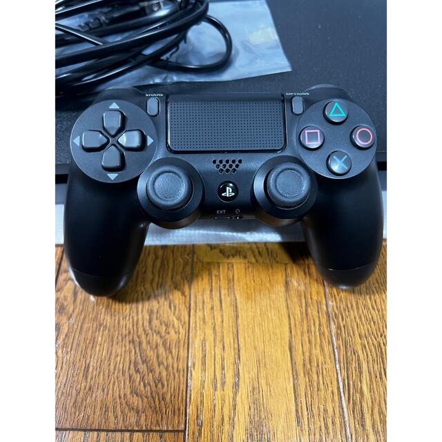 PlayStation4(プレイステーション4)のPlayStation4  FF7リメイクパッケージ　500GB  エンタメ/ホビーのゲームソフト/ゲーム機本体(家庭用ゲーム機本体)の商品写真