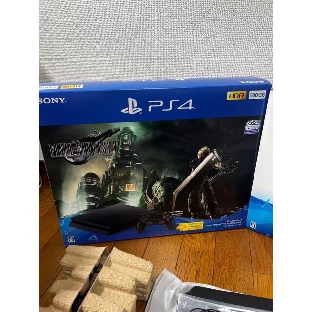 PlayStation4(プレイステーション4)のPlayStation4  FF7リメイクパッケージ　500GB  エンタメ/ホビーのゲームソフト/ゲーム機本体(家庭用ゲーム機本体)の商品写真