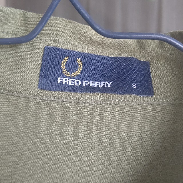 FRED PERRY(フレッドペリー)のフレッドペリーカーキ色長袖シャツ メンズのトップス(シャツ)の商品写真