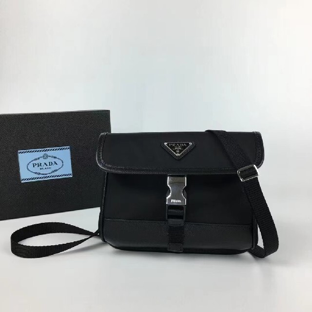 PradaプラダRe-Nylon xサフィアーノレザー スマートフォンケース