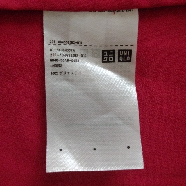 UNIQLO(ユニクロ)の即購入可！ユニクロ夏用レッドVネックシースルーノースリーブ レディースのトップス(Tシャツ(半袖/袖なし))の商品写真