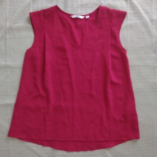 ユニクロ(UNIQLO)の即購入可！ユニクロ夏用レッドVネックシースルーノースリーブ(Tシャツ(半袖/袖なし))