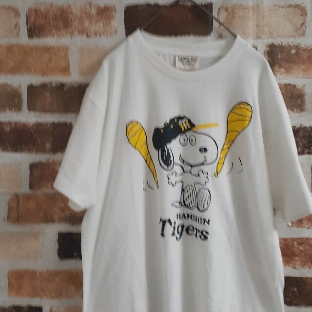 阪神タイガース(ハンシンタイガース)の【即日発送/未使用品】SNOOPY×阪神タイガース　コラボTシャツ　サイズS メンズのトップス(Tシャツ/カットソー(半袖/袖なし))の商品写真