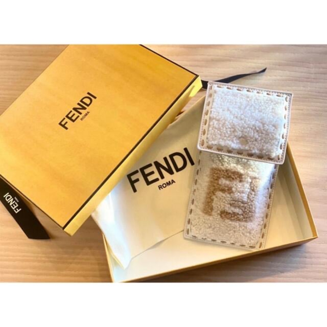 【美品】FENDI スマートフォンポケット シープスキン 白 2021AW 希少モバイルケース/カバー