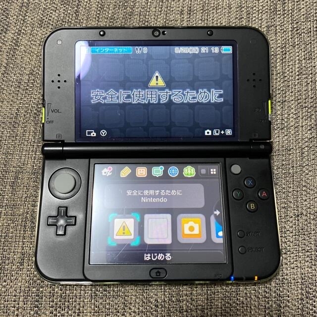 任天堂(ニンテンドウ)のNewニンテンドー3DS LL ライムグリーン×ブラック　送料込み エンタメ/ホビーのゲームソフト/ゲーム機本体(携帯用ゲーム機本体)の商品写真