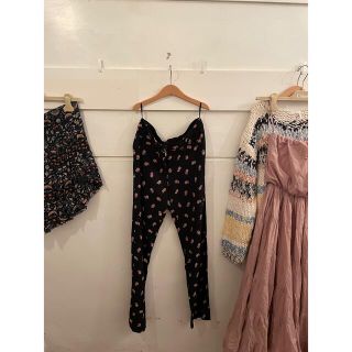 ミュウミュウ(miumiu)のmiumiu flower pants.(カジュアルパンツ)