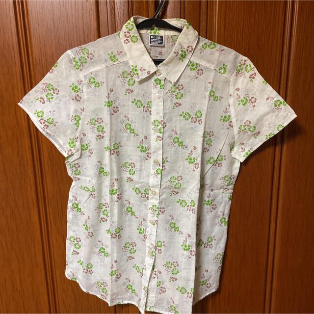 B.L.U.E.(ビーエルユーイー)のシャツブラウス　白地にグリーンの花柄 レディースのトップス(Tシャツ(半袖/袖なし))の商品写真