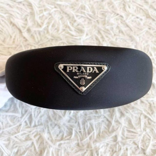 カラー PRADA - PRADA 三角プレート カチューシャ ブラックの通販 by