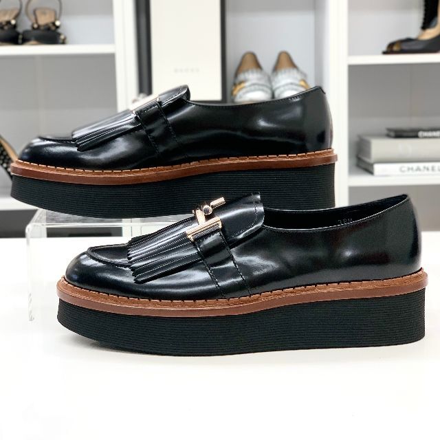 TOD'S(トッズ)の4683 未使用 トッズ レザー フリンジ 厚底 ローファー ブラック レディースの靴/シューズ(ローファー/革靴)の商品写真