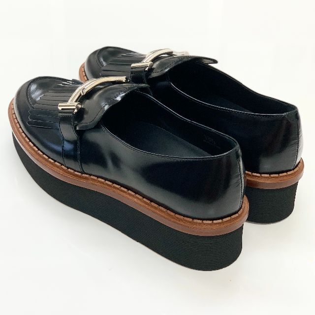 TOD'S(トッズ)の4683 未使用 トッズ レザー フリンジ 厚底 ローファー ブラック レディースの靴/シューズ(ローファー/革靴)の商品写真