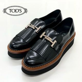 トッズ(TOD'S)の4683 未使用 トッズ レザー フリンジ 厚底 ローファー ブラック(ローファー/革靴)