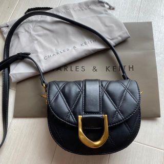 チャールズアンドキース(Charles and Keith)のミニガビーヌ キルテッドサドルバッグ （Black）(ショルダーバッグ)